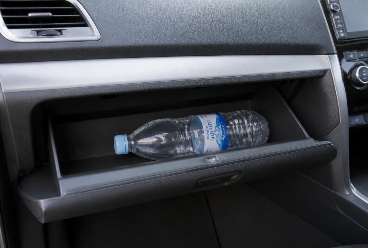 Sauberes Fahrzeuginnere mit frischer Wasserflasche